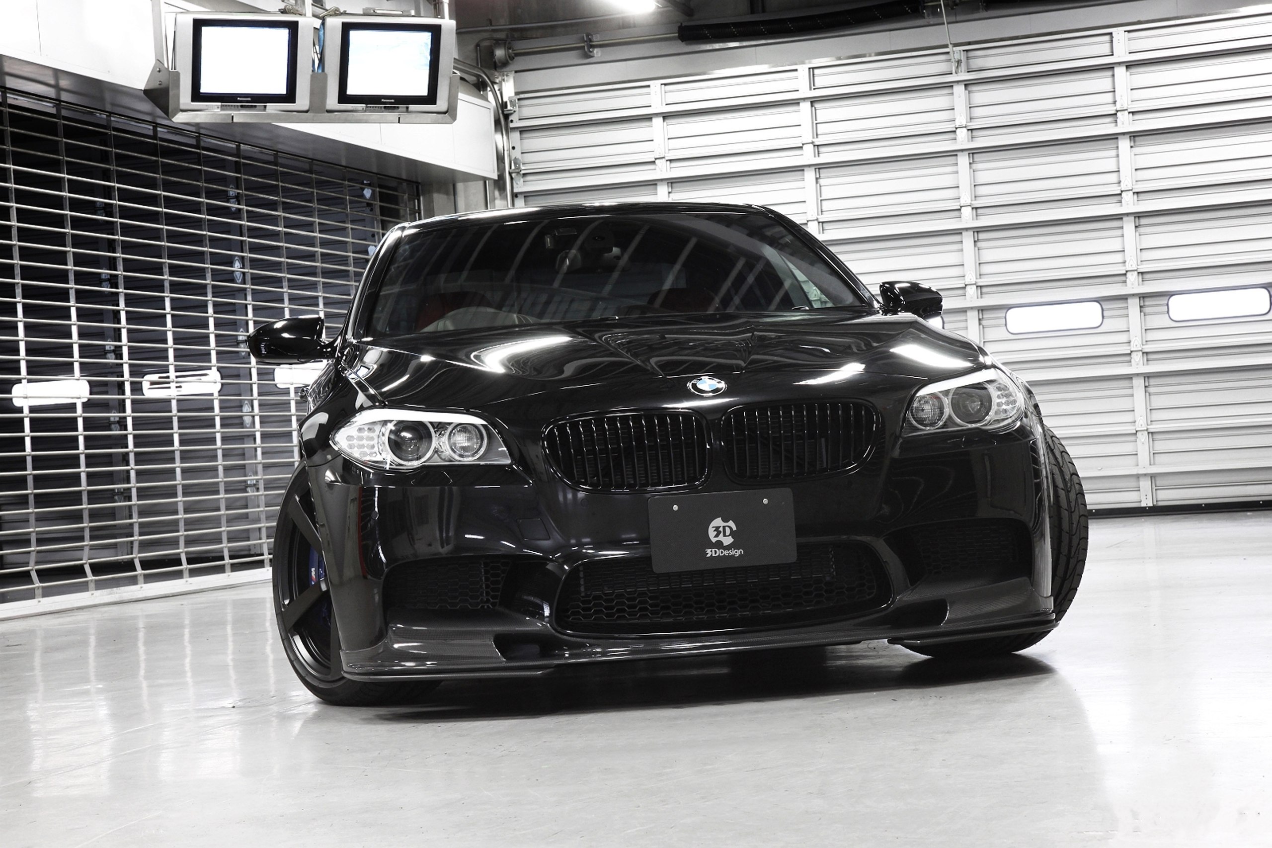 Черный BMW 5 series в гараже
